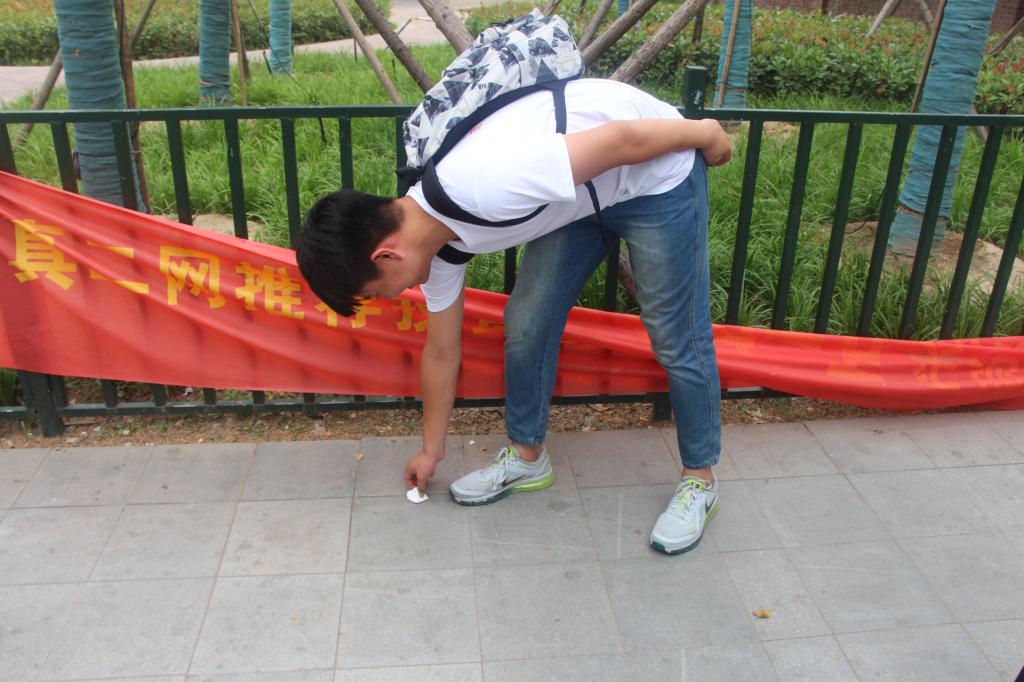 捡拾垃圾的志愿者