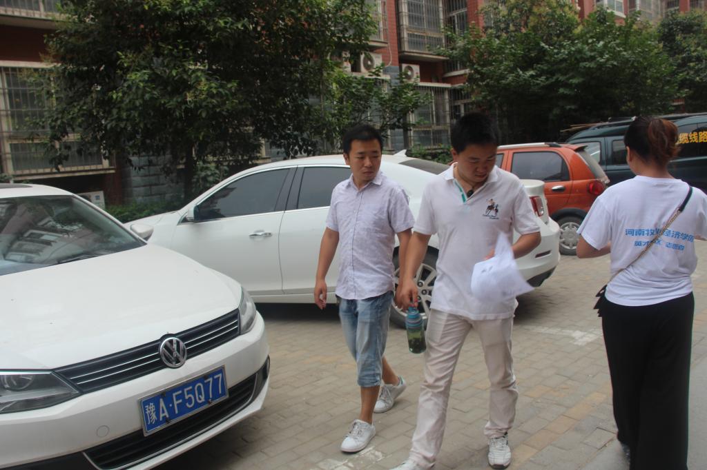 志愿者发放宣传页